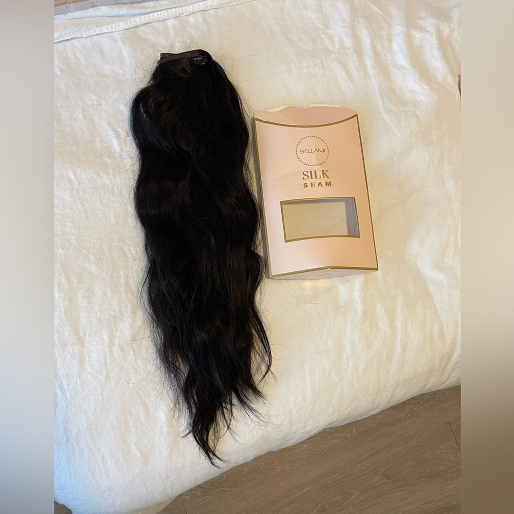 BELLAMI Silk Seam
240g 22" Off Black (1B)
Hair Extensions - Picture 3 of 9